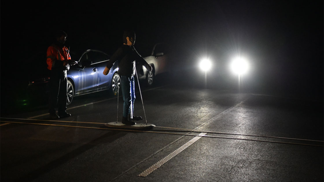 Teste noturno de frenagem automática de emergência com detecção de pedestres
