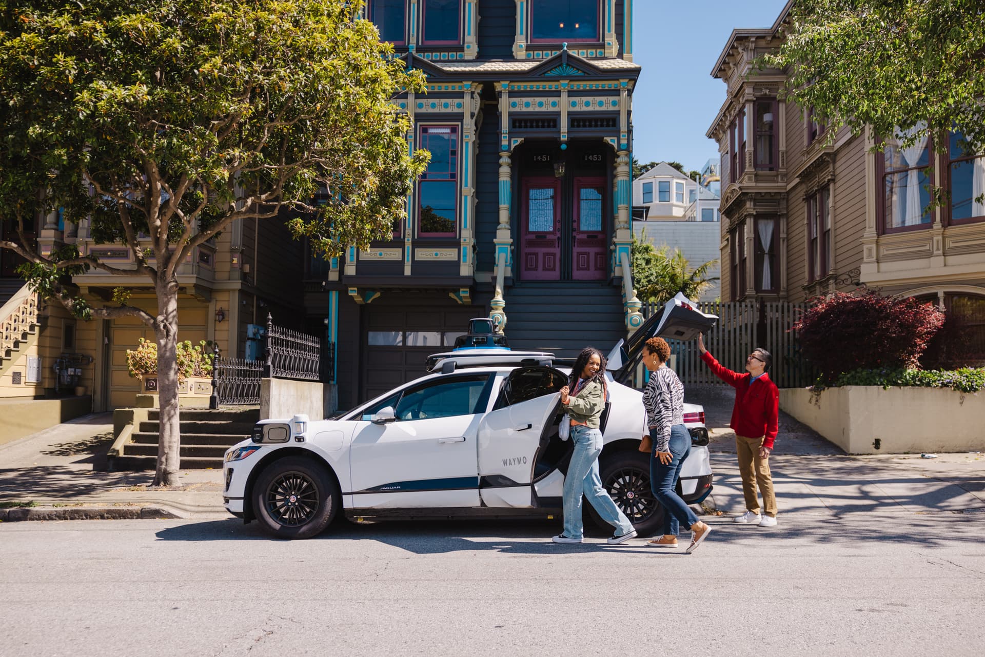 Veículo autônomo da Waymo em operação urbana