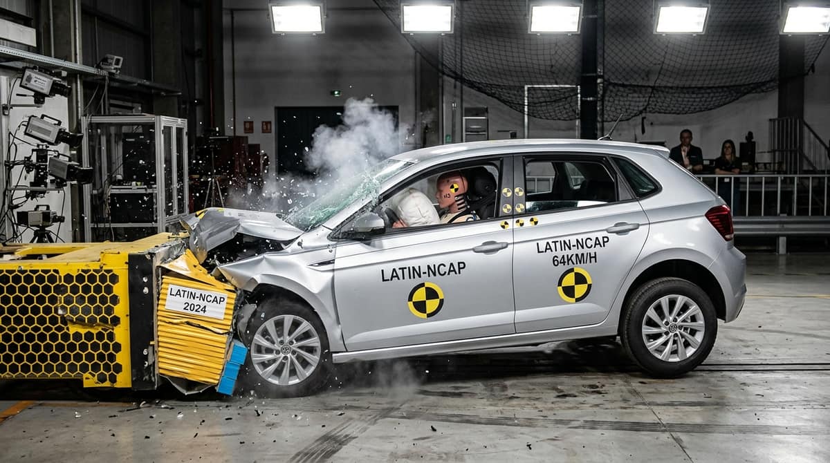 Veículo durante teste de impacto frontal identificado como Latin NCAP