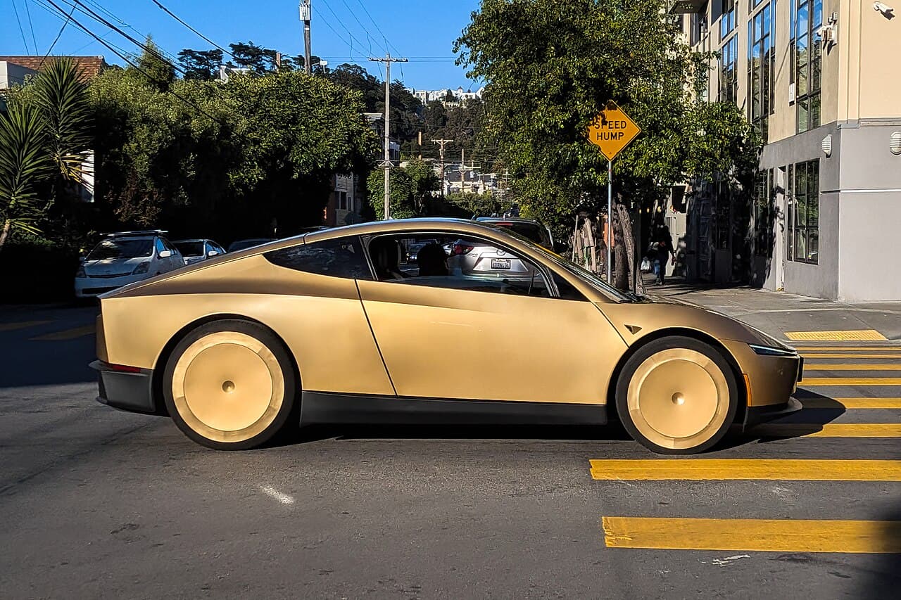 Tesla Cybercab dourado circulando em uma rua de San Francisco