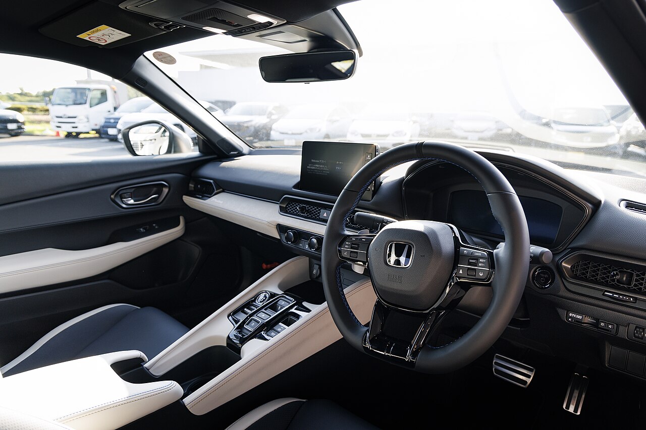 Cockpit do novo Honda Prelude com volante multifuncional, borboletas de troca e painel digital.