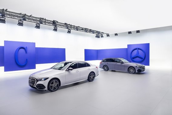 Veículo da Mercedes-Benz em exibição técnica com sensores de radar e câmeras do sistema de assistência ativa.