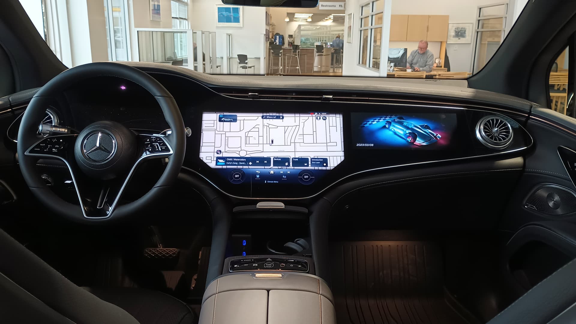 Painel com MBUX Hyperscreen de um Mercedes-Benz EQS SUV