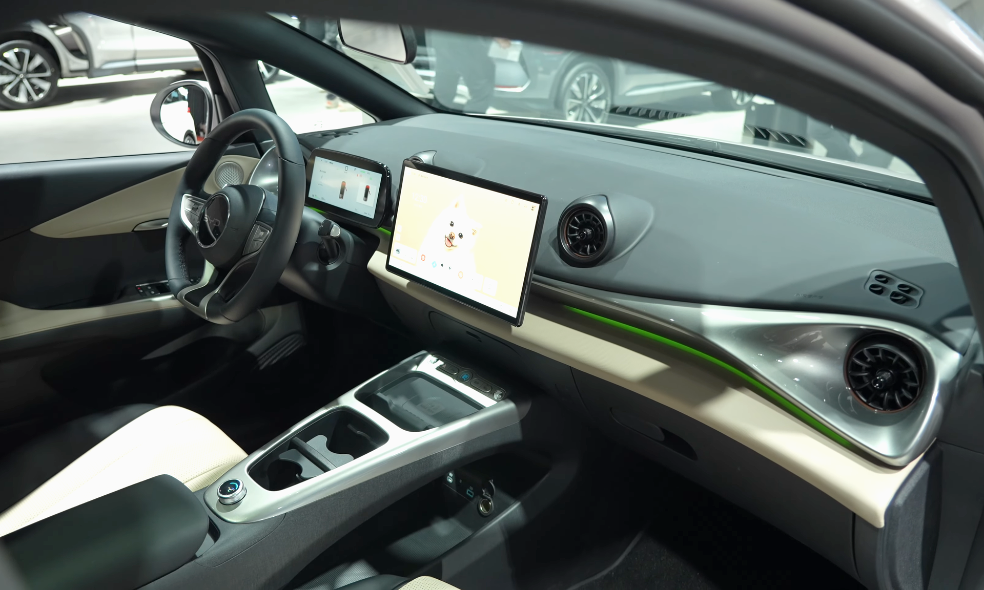 Painel digital e central multimídia de um BYD Dolphin exibido em Xangai