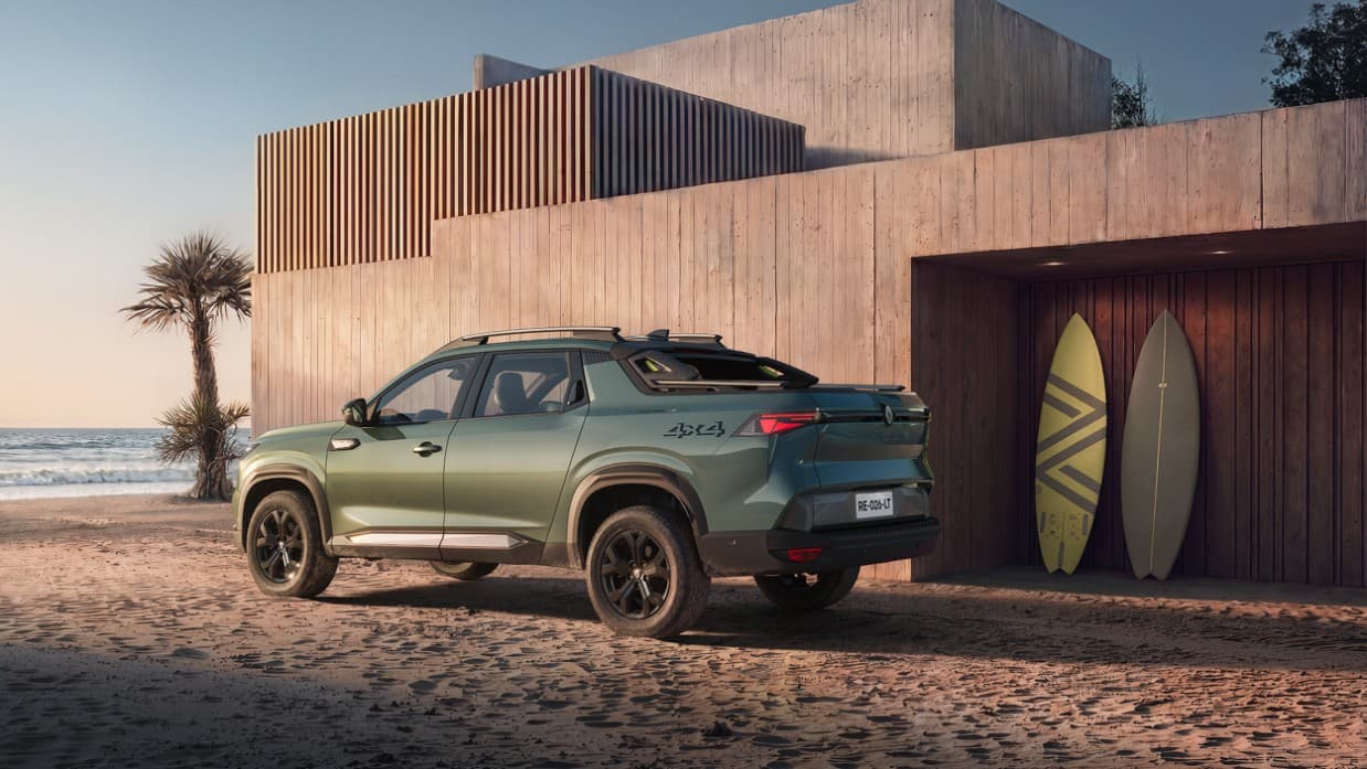 Renault Niagara 4x4 vista de três quartos traseiros próxima a uma praia