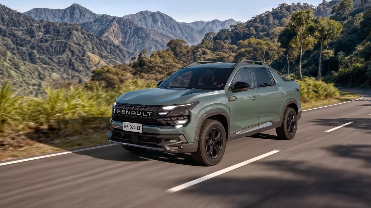 Renault Niagara verde circulando por uma estrada entre montanhas