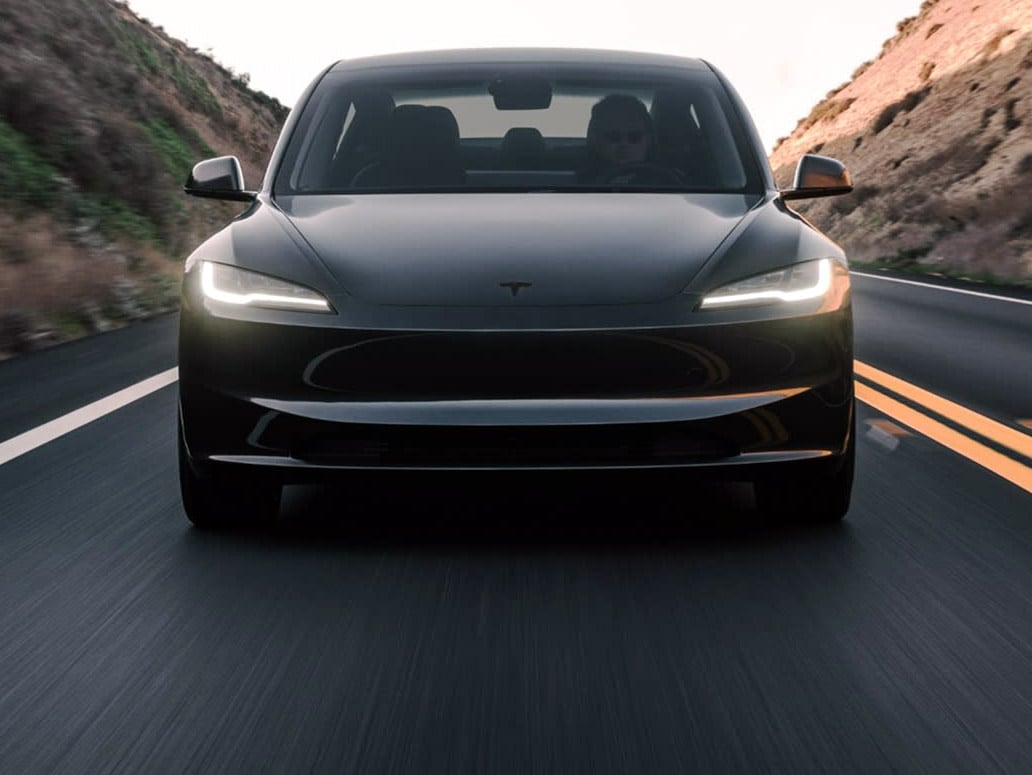 Tesla promete FSD sem supervisão no HW4, mas clientes ainda precisam monitorar o sistema
