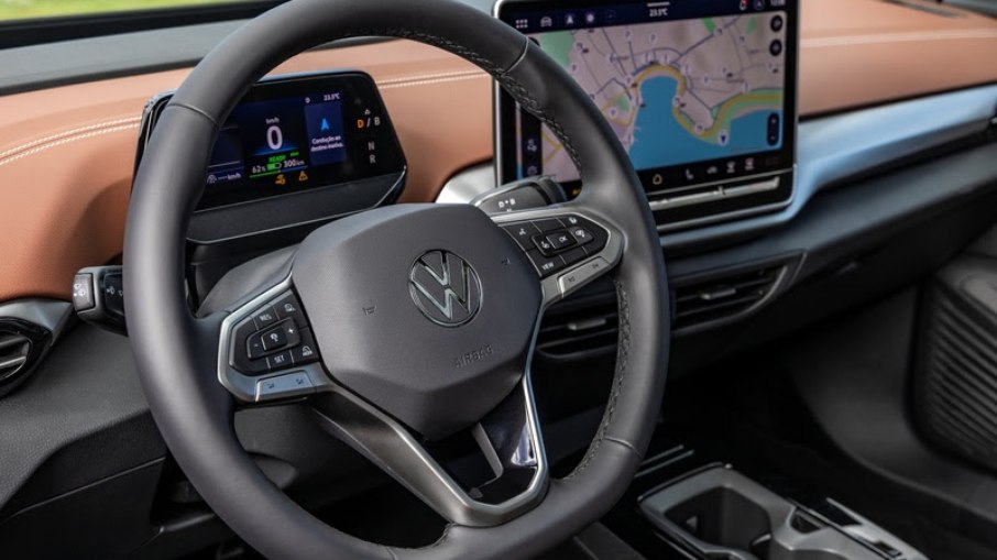 Cockpit do Volkswagen ID.4 Pro 2027 brasileiro com volante e central multimídia